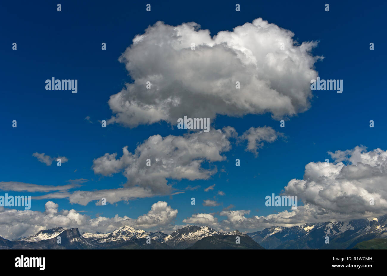 Cumulus nuvole sopra la gamma della montagna, sulle Alpi francesi, il massiccio del Monte Bianco, Haute Savoie, Francia Foto Stock