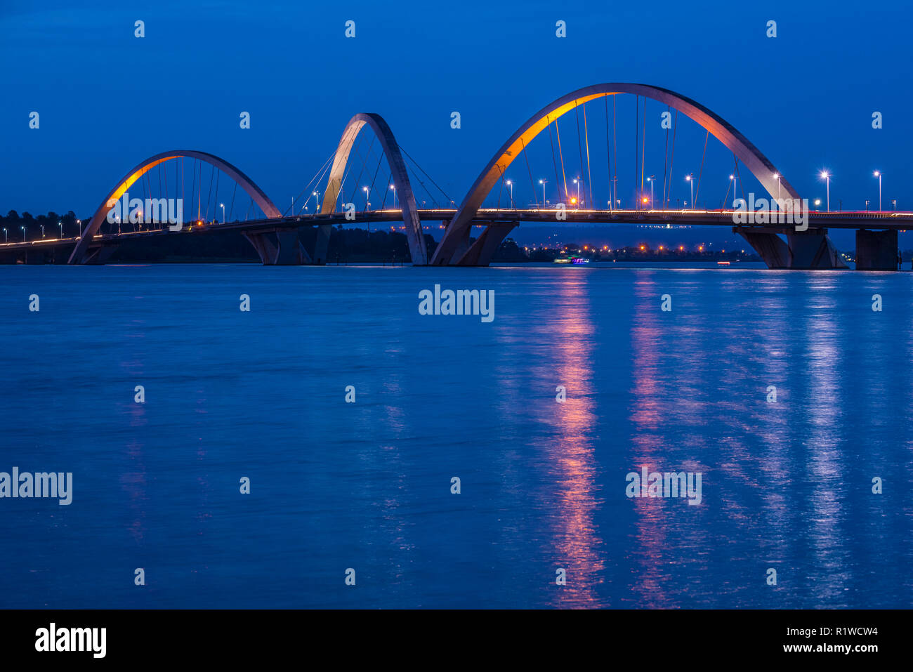 Il ponte Juscelino-Kubitschek campate Lago Paranoá, architetto Alexandre Chan, Brasilia, del Distretto Federale, Brasile Foto Stock