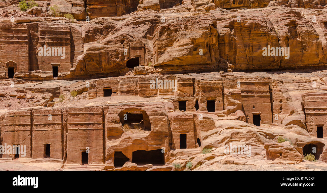 Rocce scolpite case, città Nabataean Petra, vicino a Wadi Musa, Giordania Foto Stock