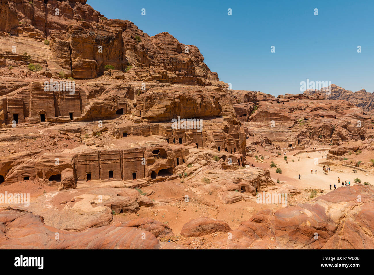 Rocce scolpite case, città Nabataean Petra, vicino a Wadi Musa, Giordania Foto Stock