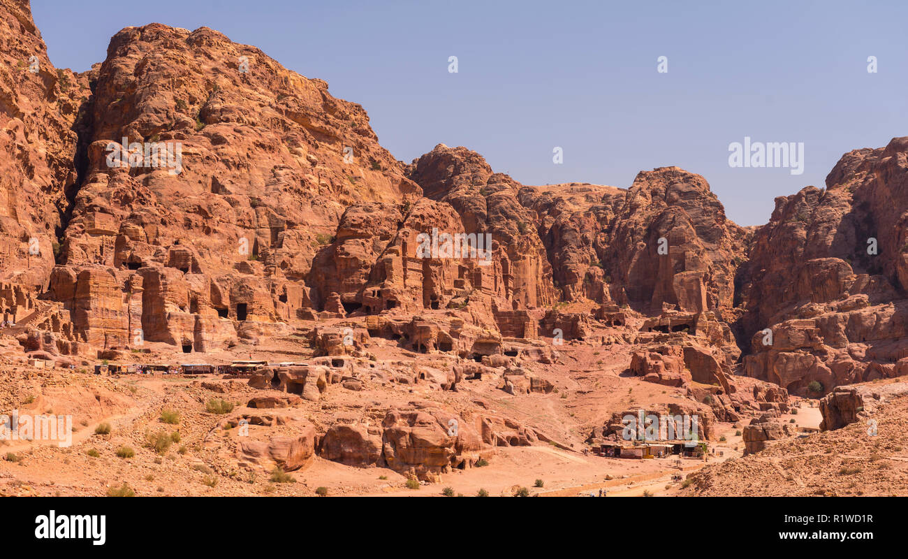 Rocce scolpite case, città Nabataean Petra, vicino a Wadi Musa, Giordania Foto Stock