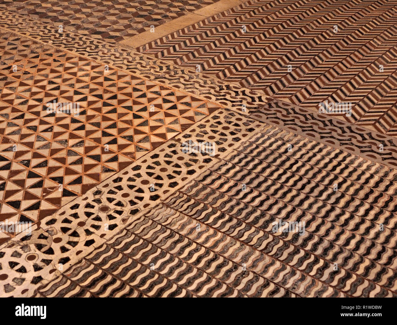 Design modellato di antiche piastrelle del pavimento a mosaico  Firenze,Toscana,Italia Foto stock - Alamy