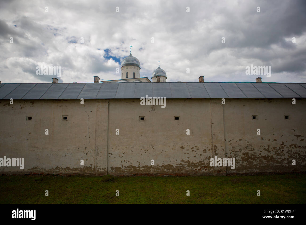 Muro del monastero di San Giorgio (Yuriev) Foto Stock