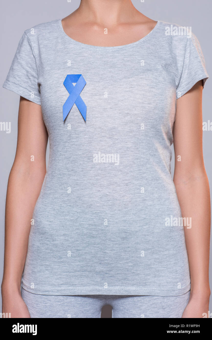 Ritagliato shot della donna in grigio tshirt con il cancro della prostata consapevolezza nastro blu su sfondo grigio Foto Stock