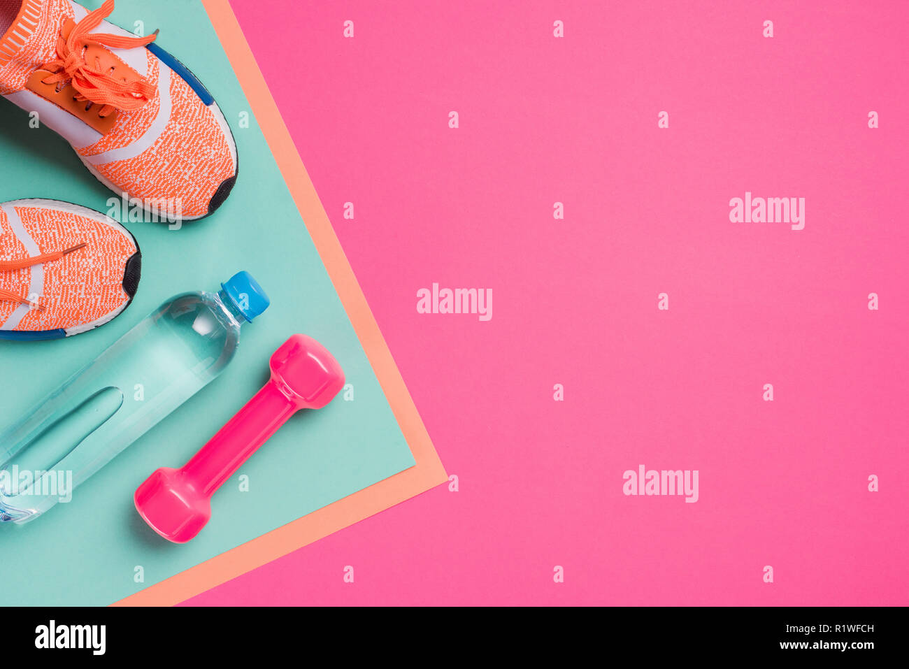 Lay piatto con attrezzature sportive su sfondo rosa Foto Stock