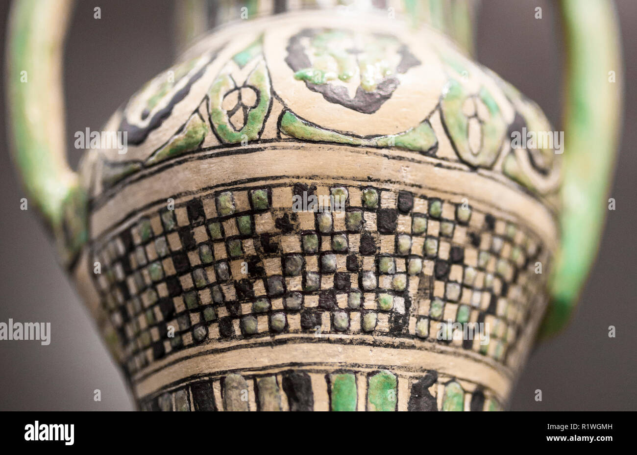 Malaga, Spagna - Settembre 21th, 2018: in stile moresco del vaso piccolo con parziale cuerda seca decorazione. Nasrid dynasty. Museo di Malaga, Spagna. Dettaglio Foto Stock