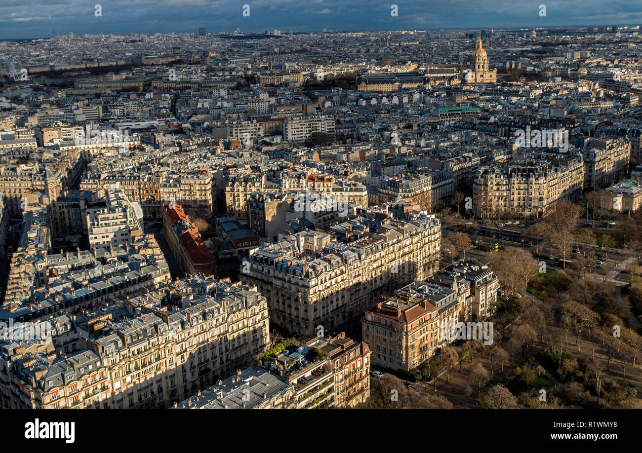 Anche in una giornata invernale Parigi rivela il suo fascino e la sua eleganza in questa vista dalla Torre Eiffel Foto Stock