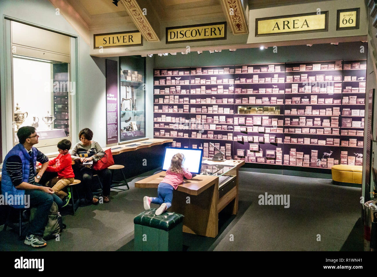 Londra Inghilterra,UK,Knightsbridge,Victoria & Albert Museum V&A V & A, museo, interno, vetrine, gallerie d'argento, area attività di scoperta Foto Stock