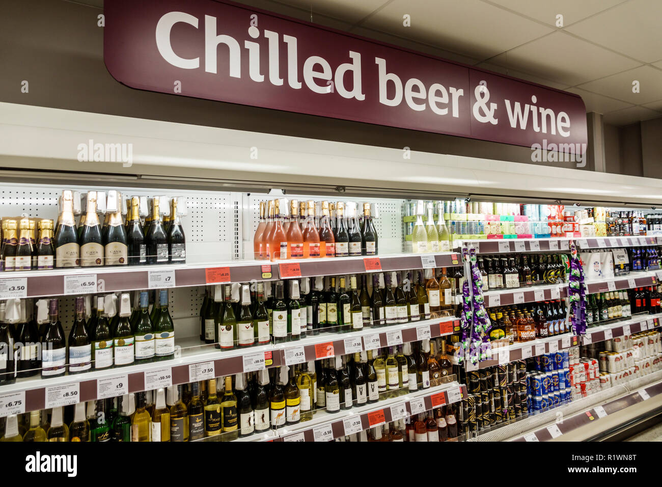 London England,UK,Lambeth South Bank,minimarket minimarket Sainsbury's, interno, vendita espositore scaffali refrigerati, refrigerato Foto Stock