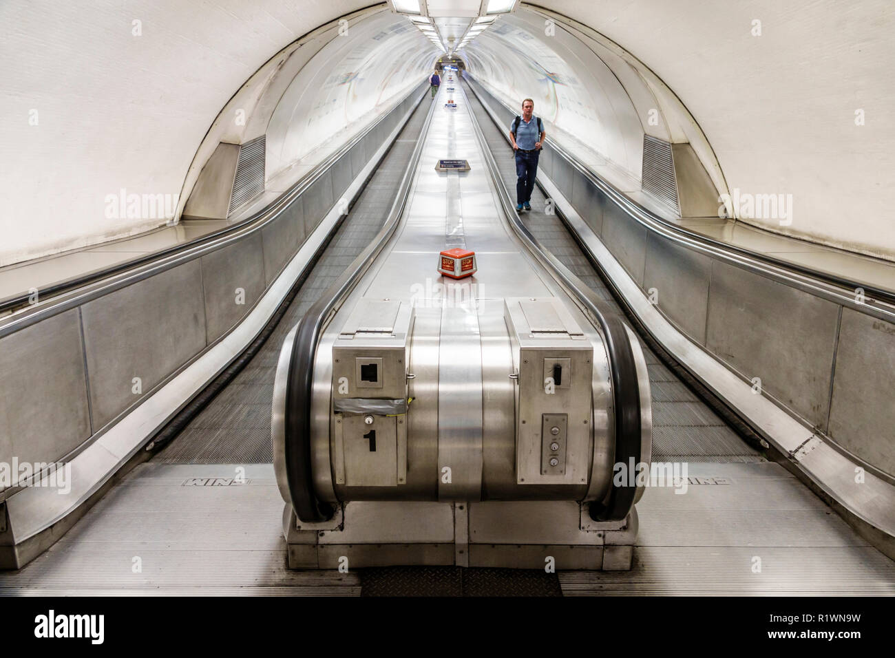 City of London England,UK Bank Underground Station treno Tube,Waterloo & City Line,metro metro travelator,inclined moving walkway,ascending,man men ma Foto Stock