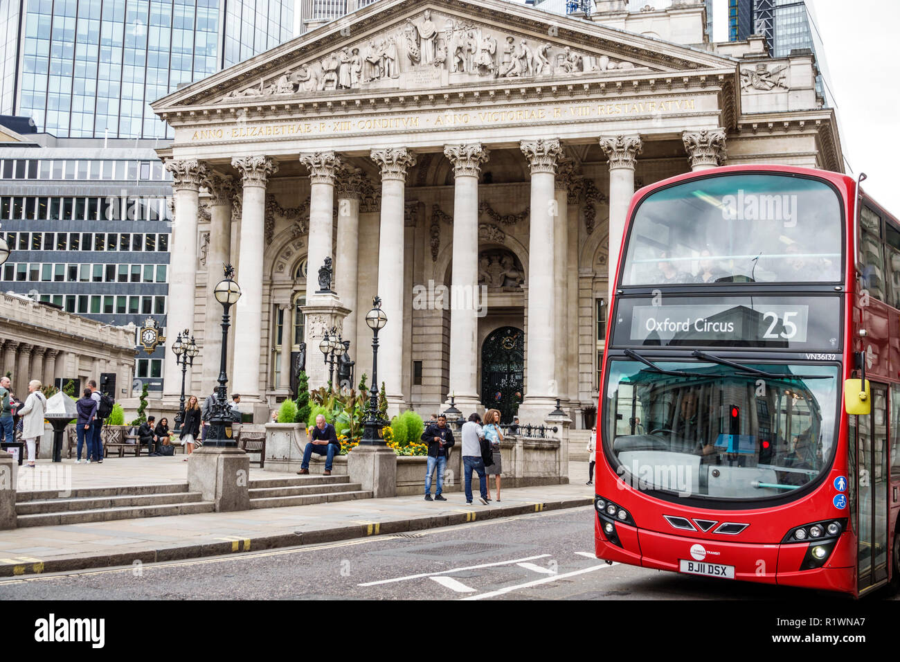 City of London England,UK Financial Center,Royal Exchange building,esterno,portico,colonne corinzie,sculture di frontone di Richard W. Foto Stock