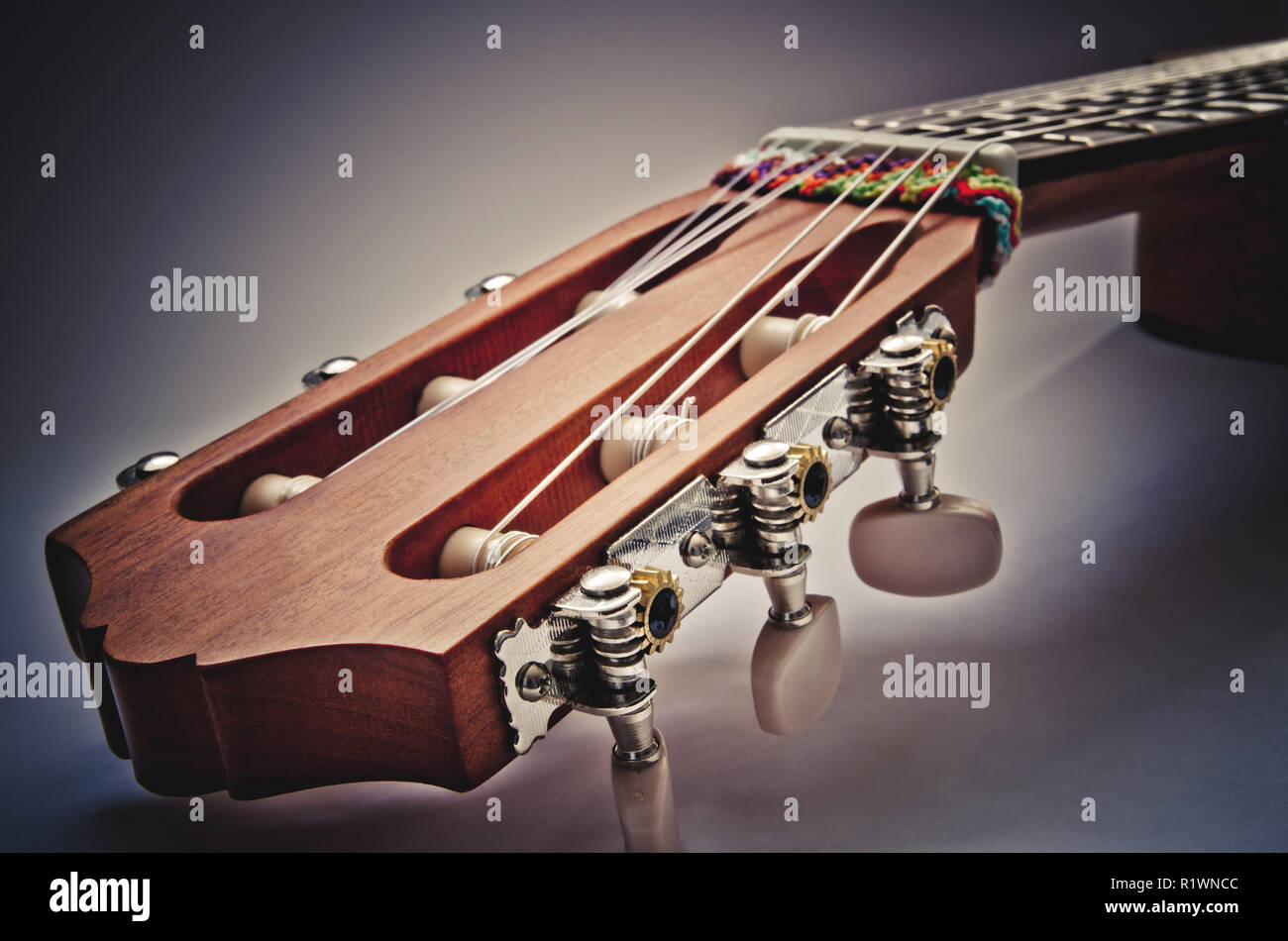 Chitarra tastiera macro su sfondo blu Foto Stock