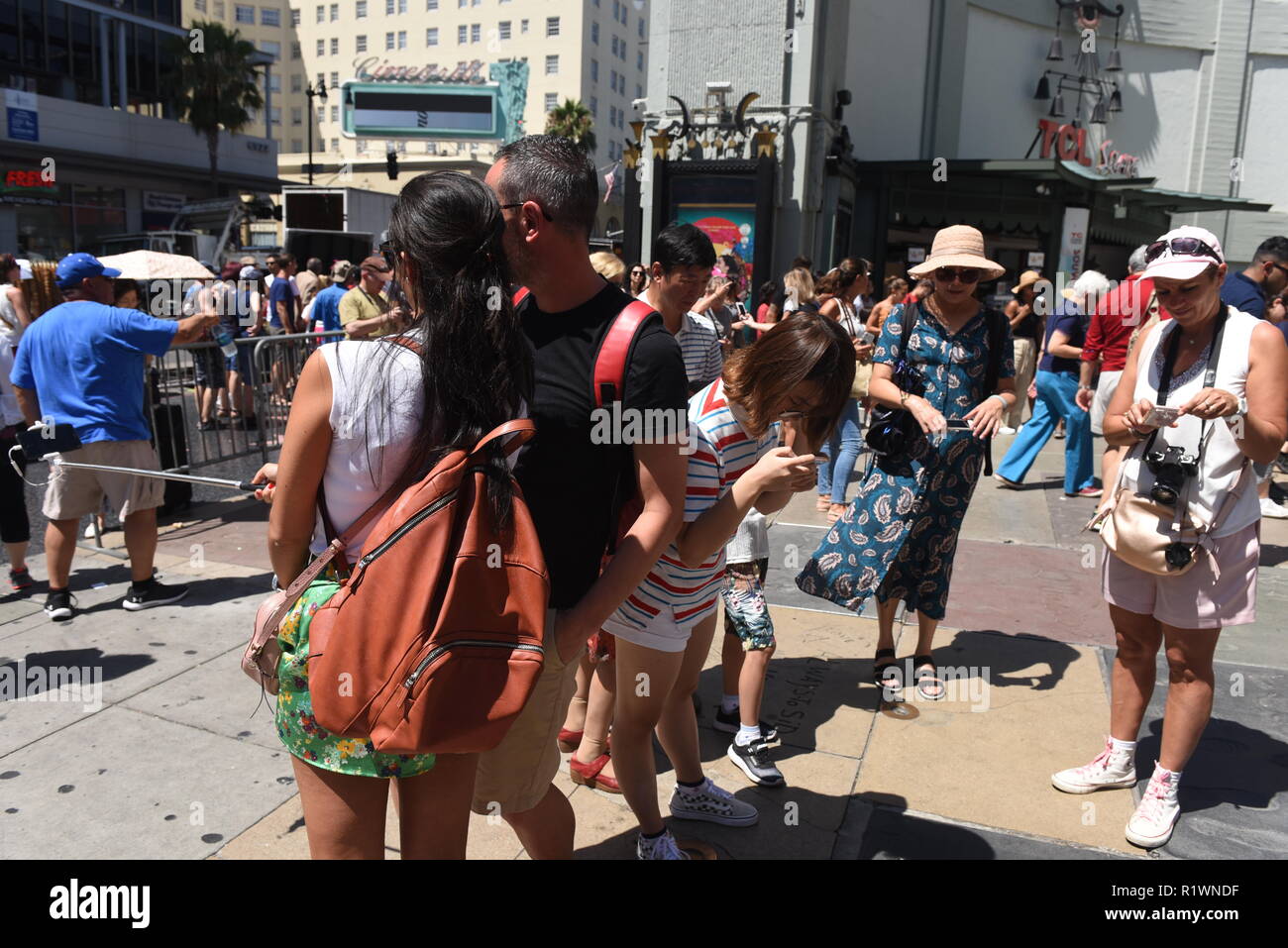 HOLLYWOOD, CALIFORNIA - Agosto 7, 2018: turisti nella parte anteriore del famoso Teatro Cinese di Hollywood, CA. Foto Stock