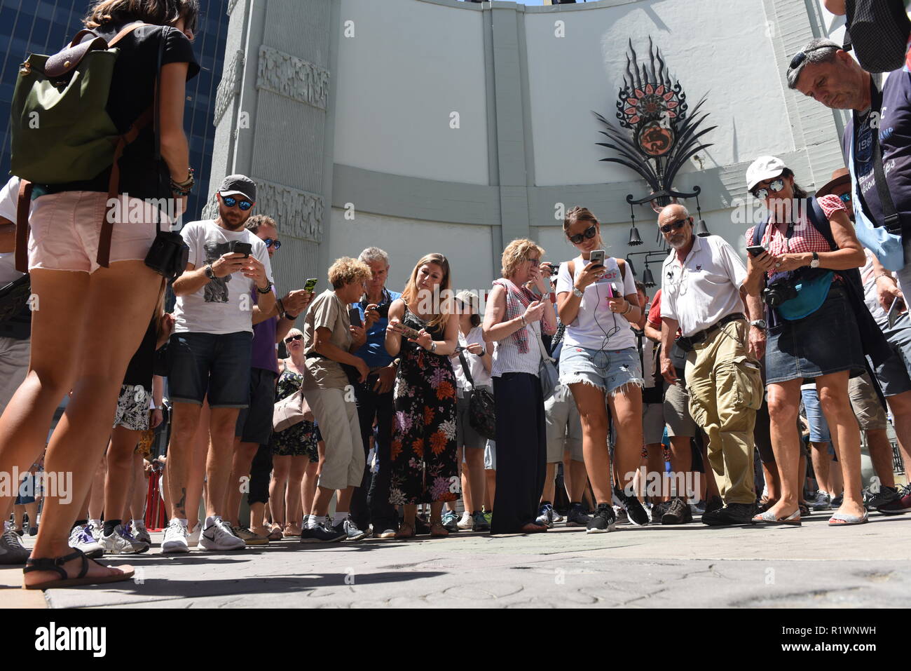 HOLLYWOOD, CALIFORNIA - Agosto 7, 2018: turisti nella parte anteriore del famoso Teatro Cinese di Hollywood, CA. Foto Stock