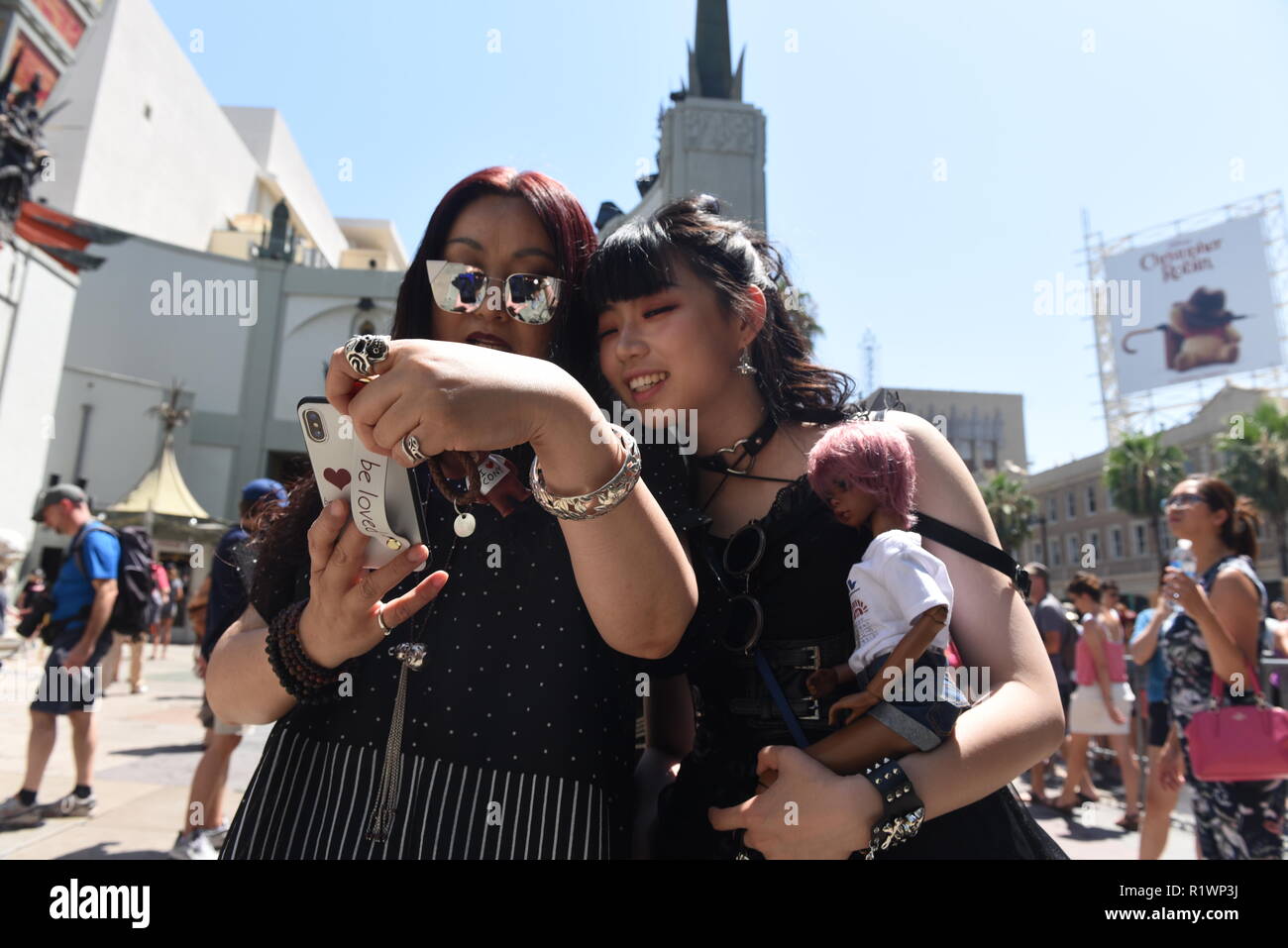 HOLLYWOOD, CALIFORNIA - Agosto 7, 2018: turisti nella parte anteriore del famoso Teatro Cinese di Hollywood, CA. Foto Stock