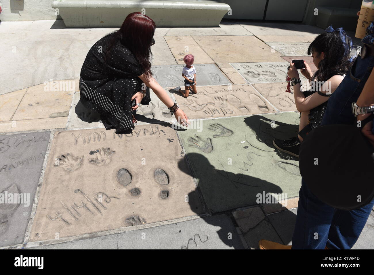 HOLLYWOOD, CALIFORNIA - Agosto 7, 2018: turisti nella parte anteriore del famoso Teatro Cinese di Hollywood, CA. Foto Stock