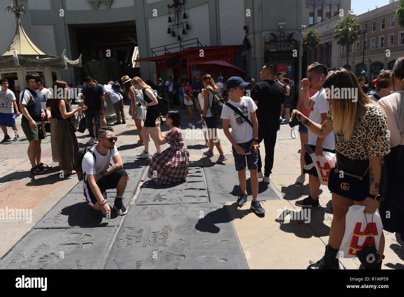HOLLYWOOD, CALIFORNIA - Agosto 7, 2018: turisti nella parte anteriore del famoso Teatro Cinese di Hollywood, CA. Foto Stock