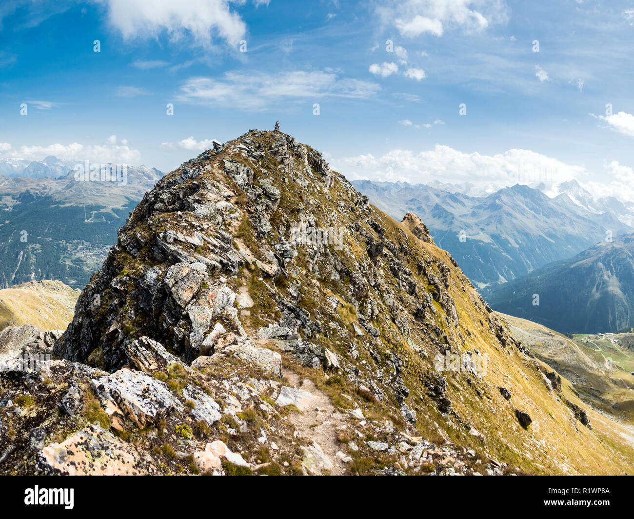 Escursioni nelle montagne vallesana, parte superiore del roc d'Orzival, Svizzera Foto Stock