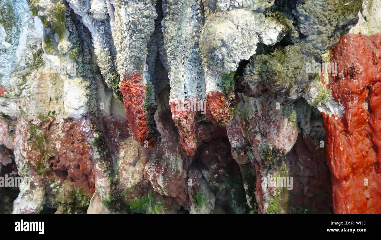 Colorfully pietre dipinte in una grotta in Malesia vicino a Kuala Lumpur Foto Stock