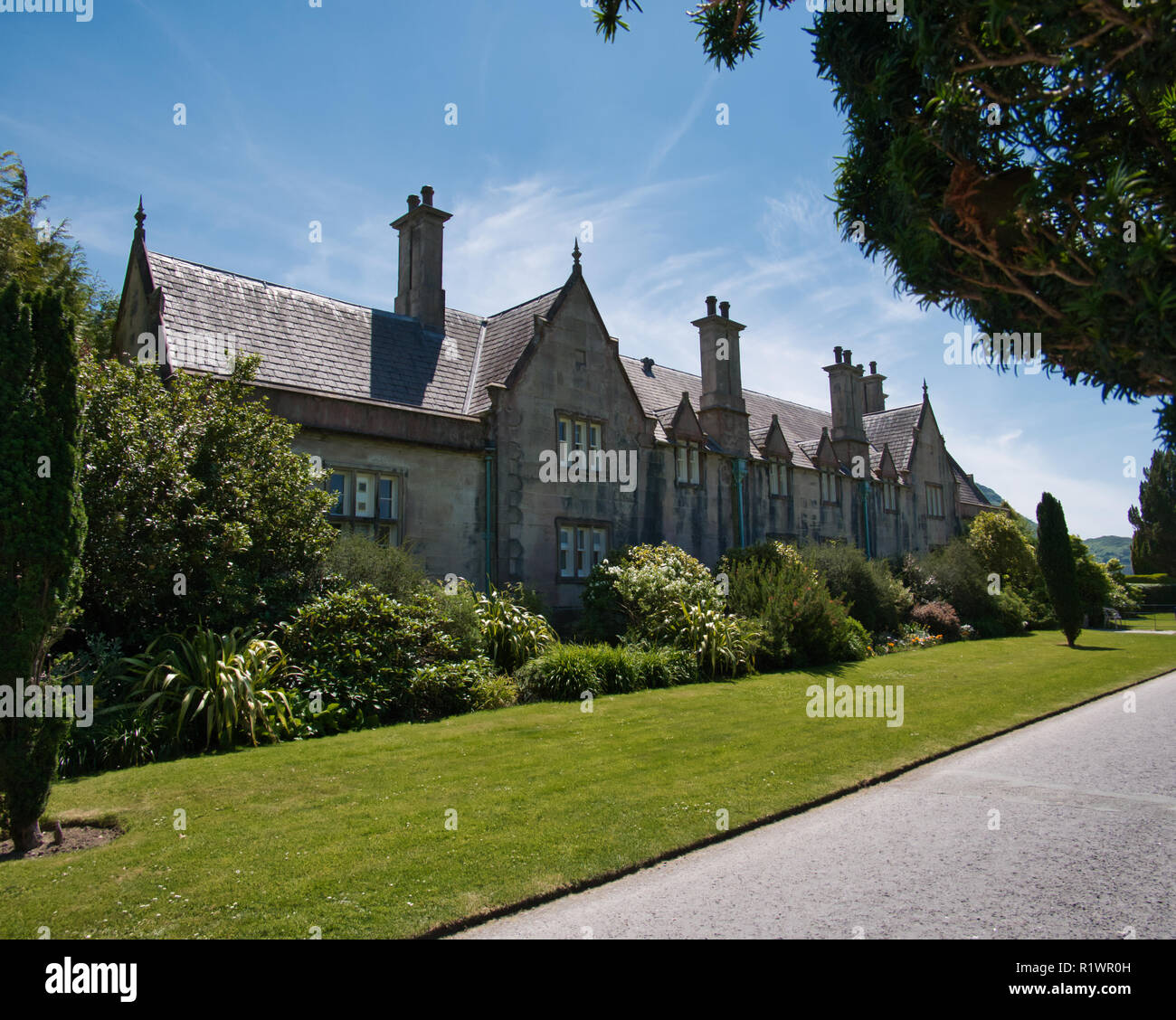 Vista di Muckross House dalla parte anteriore quando il tempo è bello in estate Foto Stock