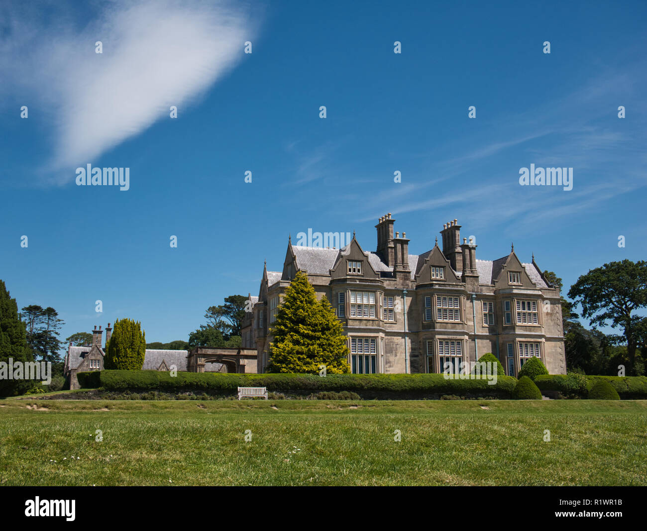 Vista laterale del vecchio Muckross House nel Parco Nazionale di Killarney in Irlanda Foto Stock