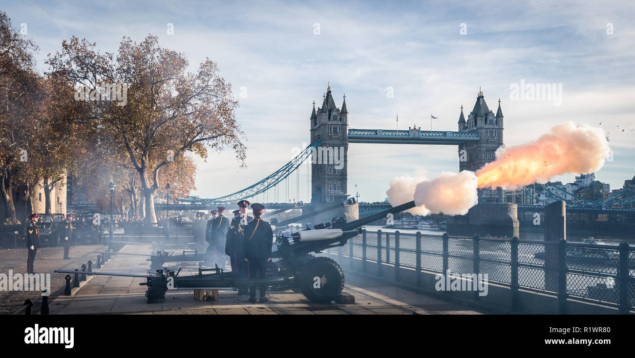 Londra, Regno Unito. 14 Nov 2018. Torre di Londra Royal Gun saluta il settantesimo compleanno di Sua Altezza Reale il Principe di Galles. Credito: Guy Corbishley/Alamy Live News Foto Stock