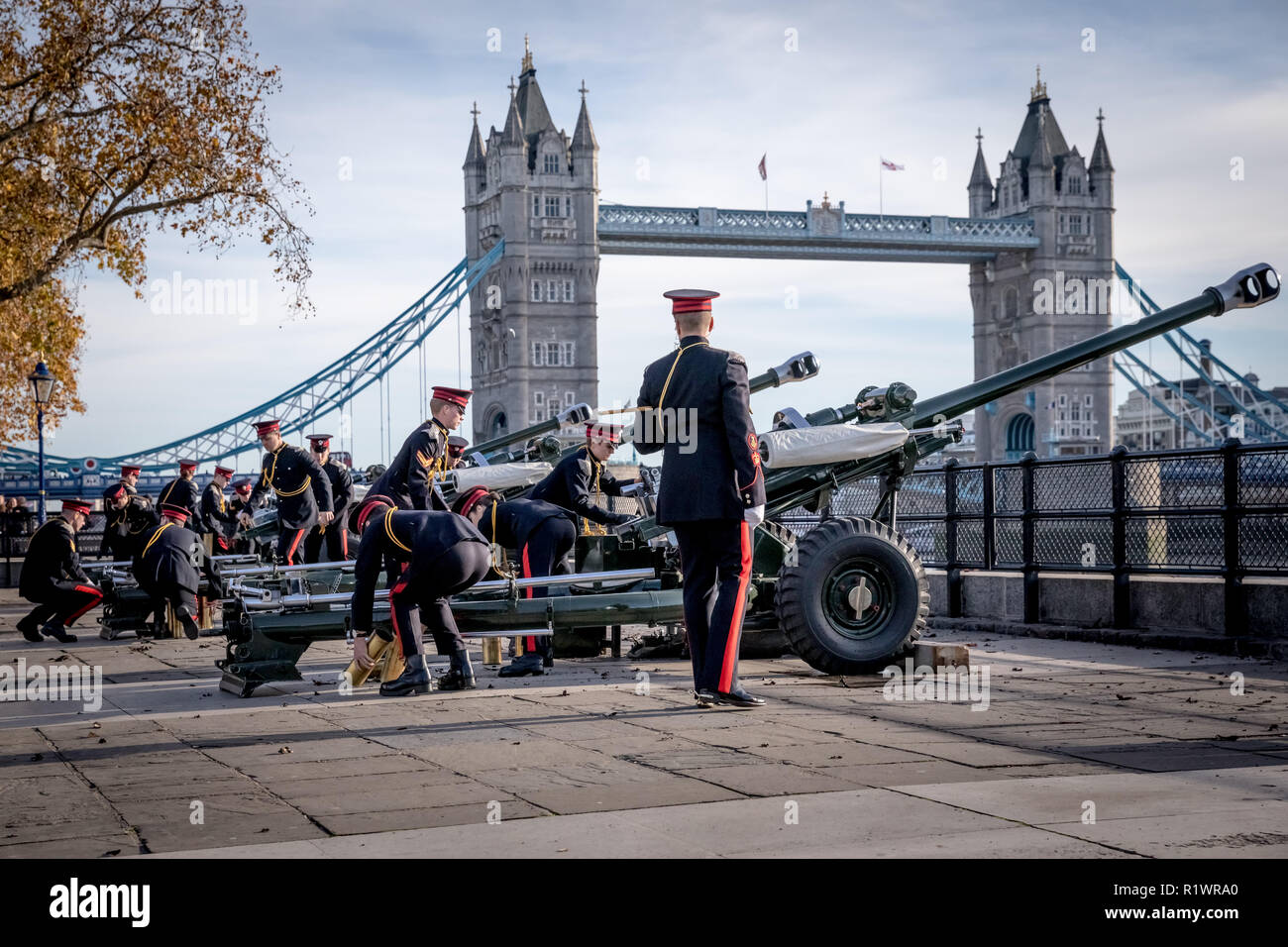 Londra, Regno Unito. 14 Nov 2018. Torre di Londra Royal Gun saluta il settantesimo compleanno di Sua Altezza Reale il Principe di Galles. Credito: Guy Corbishley/Alamy Live News Foto Stock