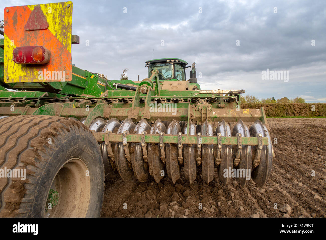 Courtenay, Canterbury, Nuova Zelanda - 21 Settembre 2018: Close up di una grande pianura aratro trainato da un John Deere 9370R Foto Stock