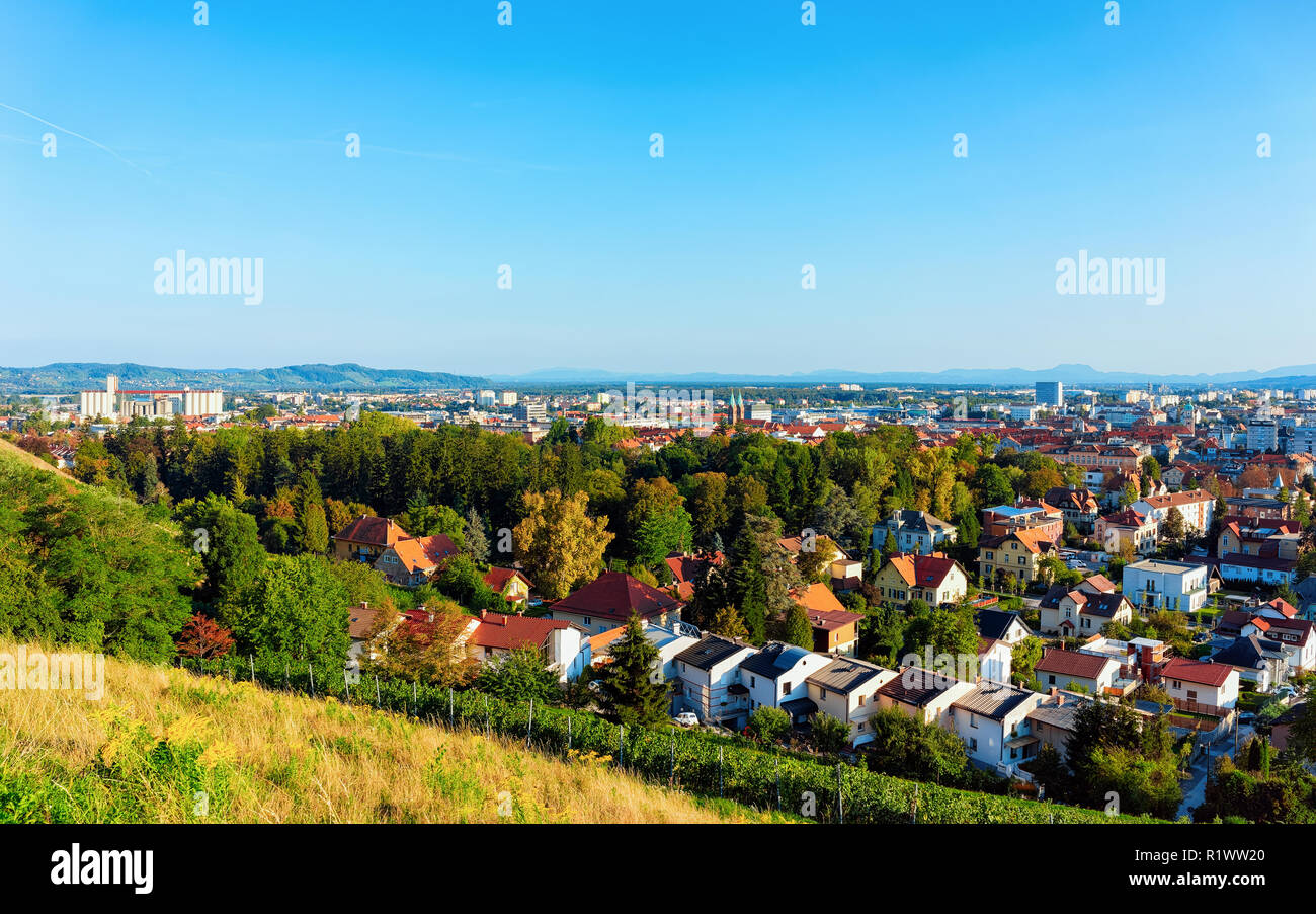 I vigneti in collina e la città di Maribor, abbassare la Stiria, in Slovenia Foto Stock
