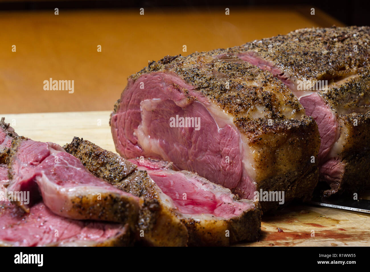 Grandi appena tostato prime rib affettato per il servizio di ristorazione presso il ristorante Foto Stock