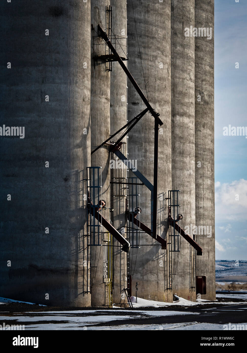 Grigio circolare in calcestruzzo tubi di stoccaggio di un silos con scuri giù beccucci in Kent, Oregon, Stati Uniti d'America Foto Stock