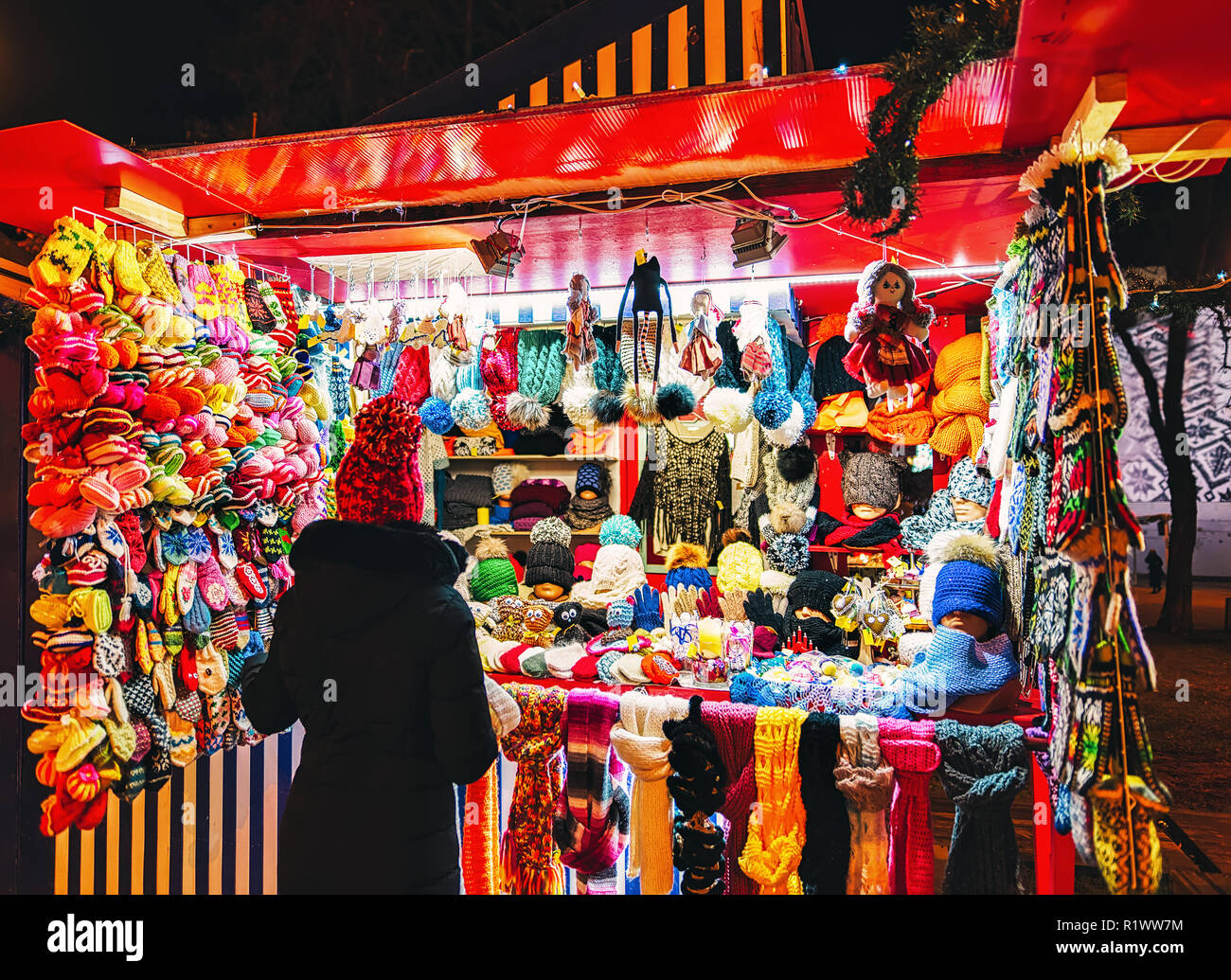 Warm colorato muffole, guanti, calze e cappelli a una delle bancarelle in  strada mercatino di Natale in inverno Riga in Lettonia Foto stock - Alamy