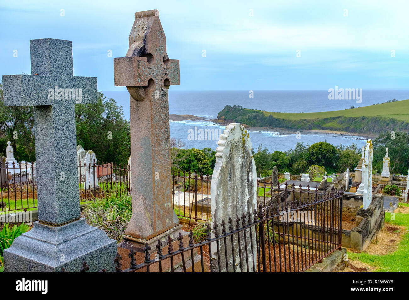 Lapidi e ringhiera a pacifica Gerringong storico Cimitero, con bellissime vedute sul mare, Gerringong, NSW, Australia Foto Stock
