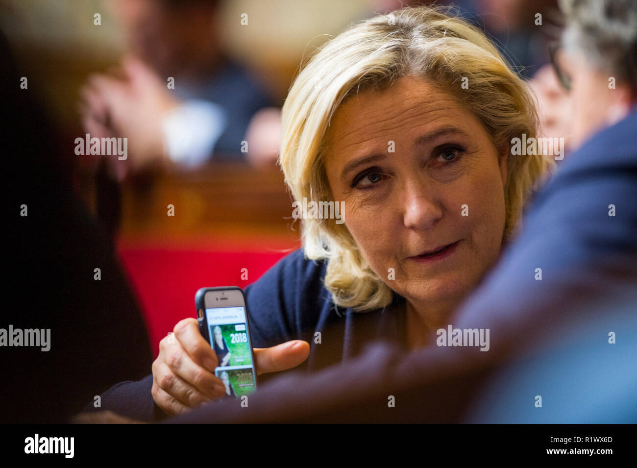 Membro del gruppo francese Marine Le Pen visto per partecipare a una sessione di domande al governo presso l'Assemblea nazionale. Foto Stock