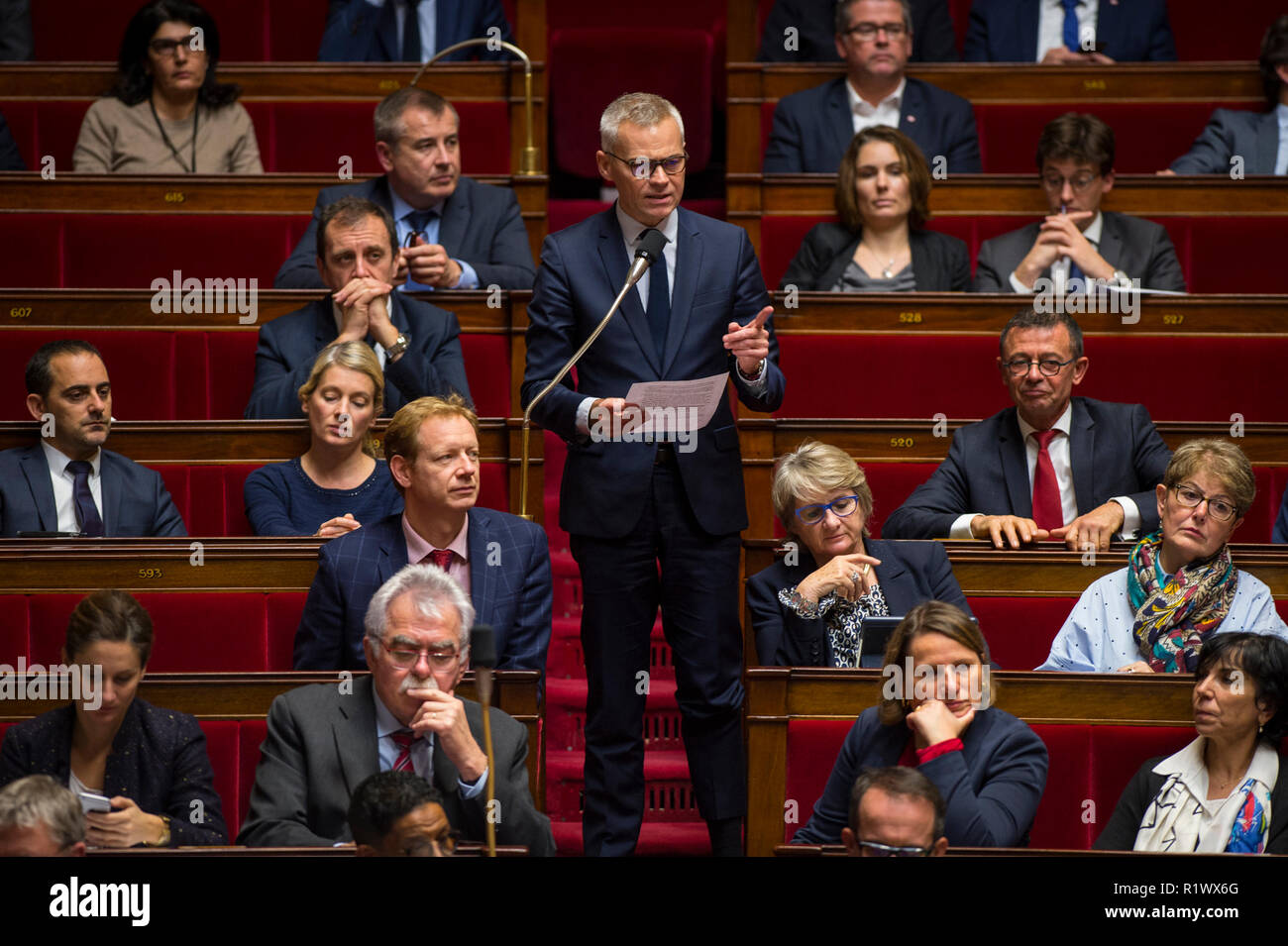 Membro del gruppo francese visto parlando durante una sessione di domande al governo presso l'Assemblea nazionale. Foto Stock
