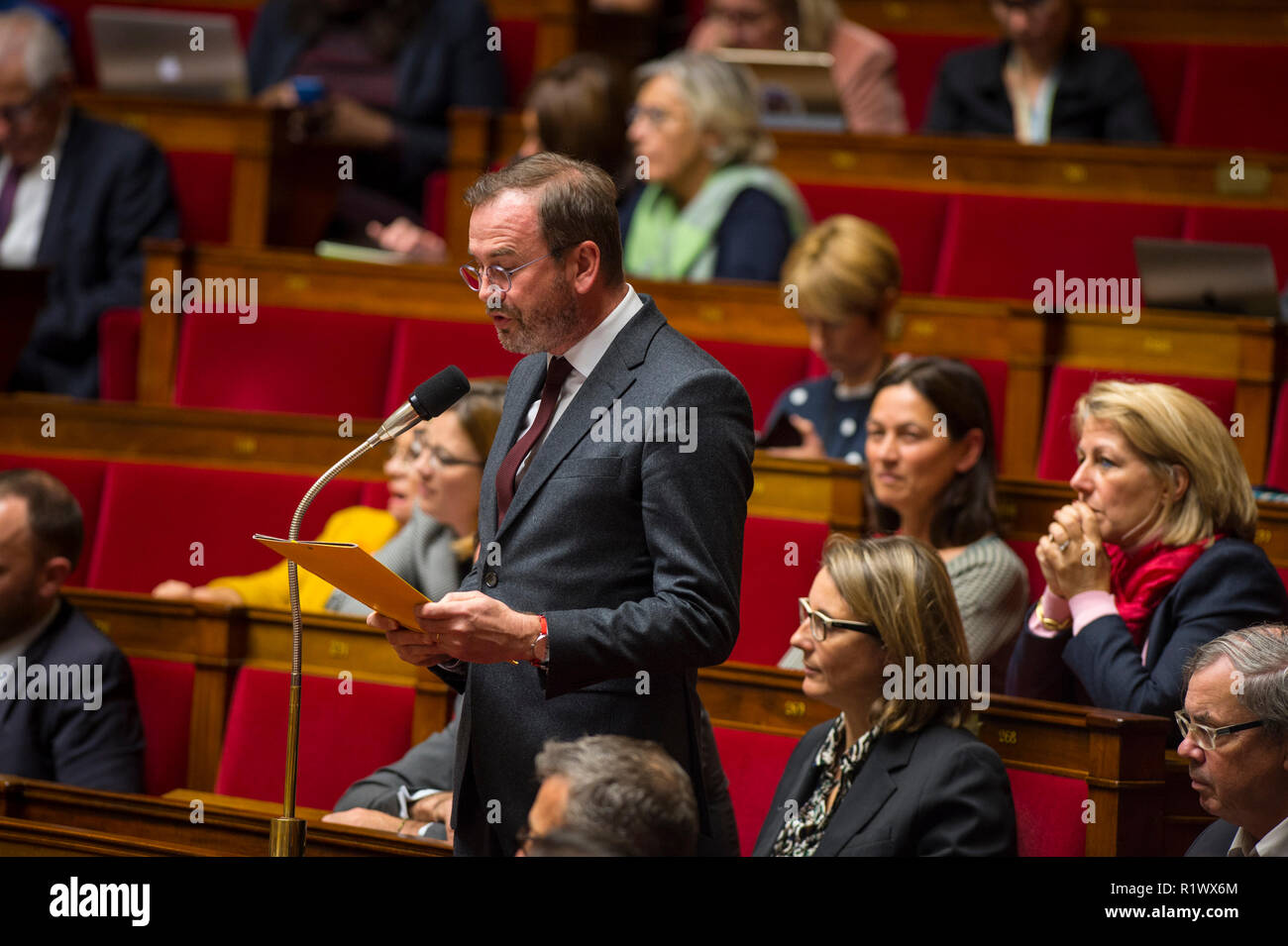 Membro del gruppo francese visto parlando durante una sessione di domande al governo presso l'Assemblea nazionale. Foto Stock