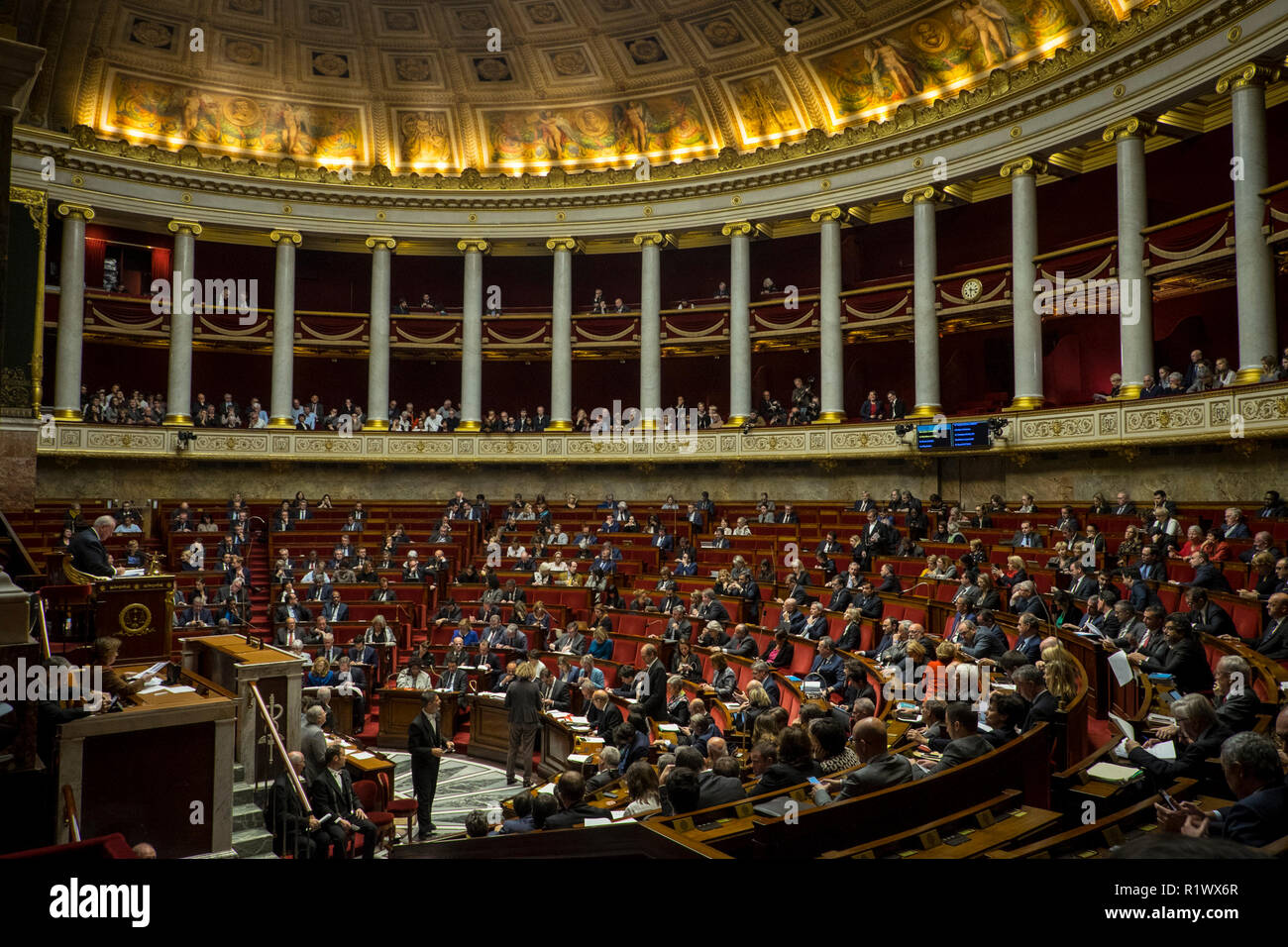 Vista generale dell'Assemblea nazionale francese nel corso di una sessione di domande al governo presso l'Assemblea nazionale. Foto Stock