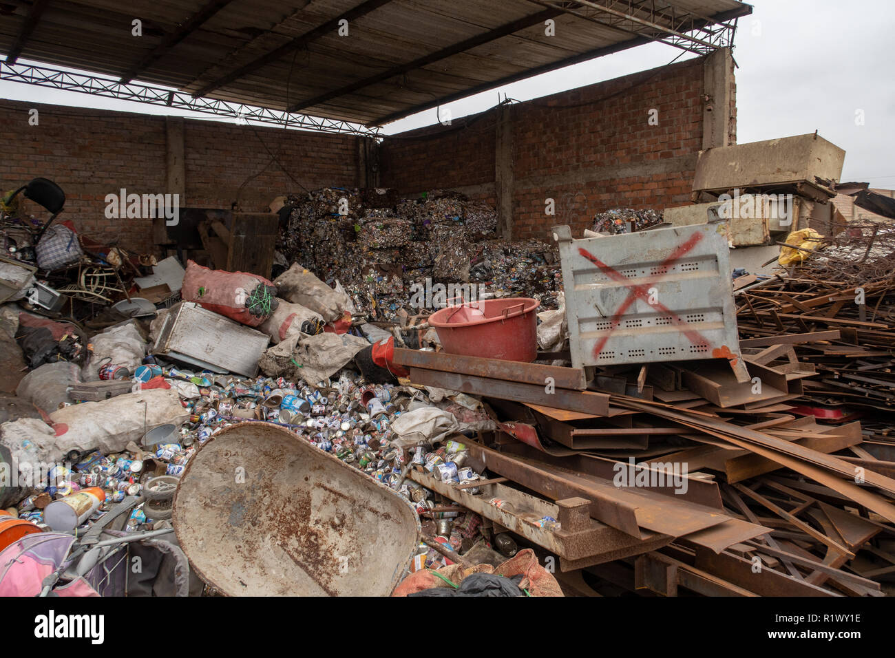 Chincha Alta, Asia distretto, Perù - 18 Ottobre 2018: Un informale centro di riciclaggio con gli elementi recuperati per essere rivenduti Foto Stock