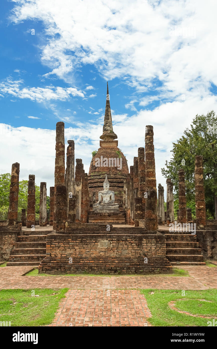 UNESCO World Heritage Site Wat Sa Si in Sukhothai Historical Park, provincia di Sukhothai, Thailandia. Foto Stock