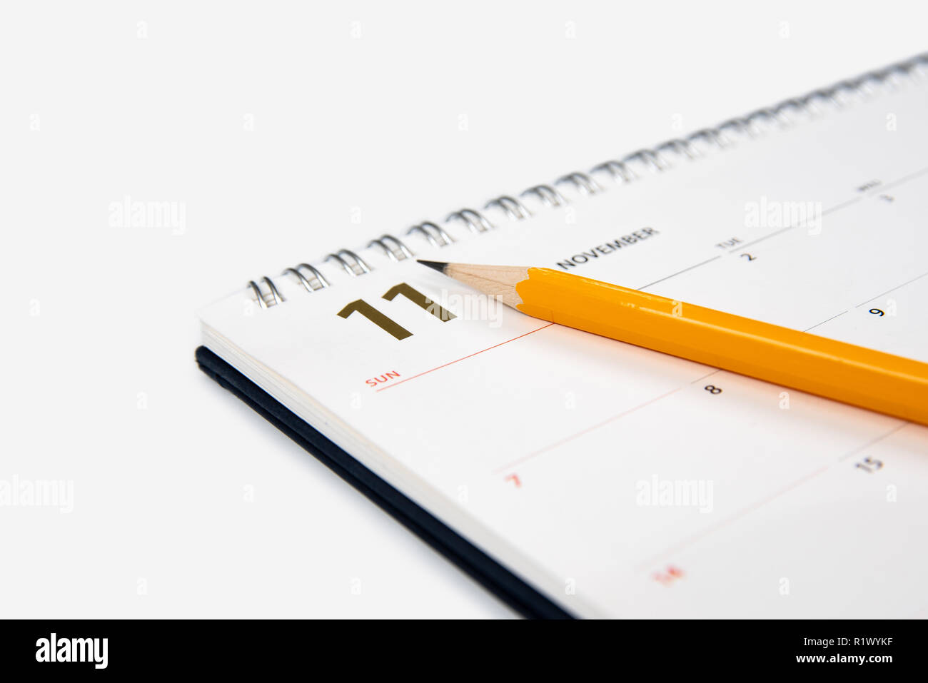 Novembre calendario e matita su sfondo bianco. Foto Stock