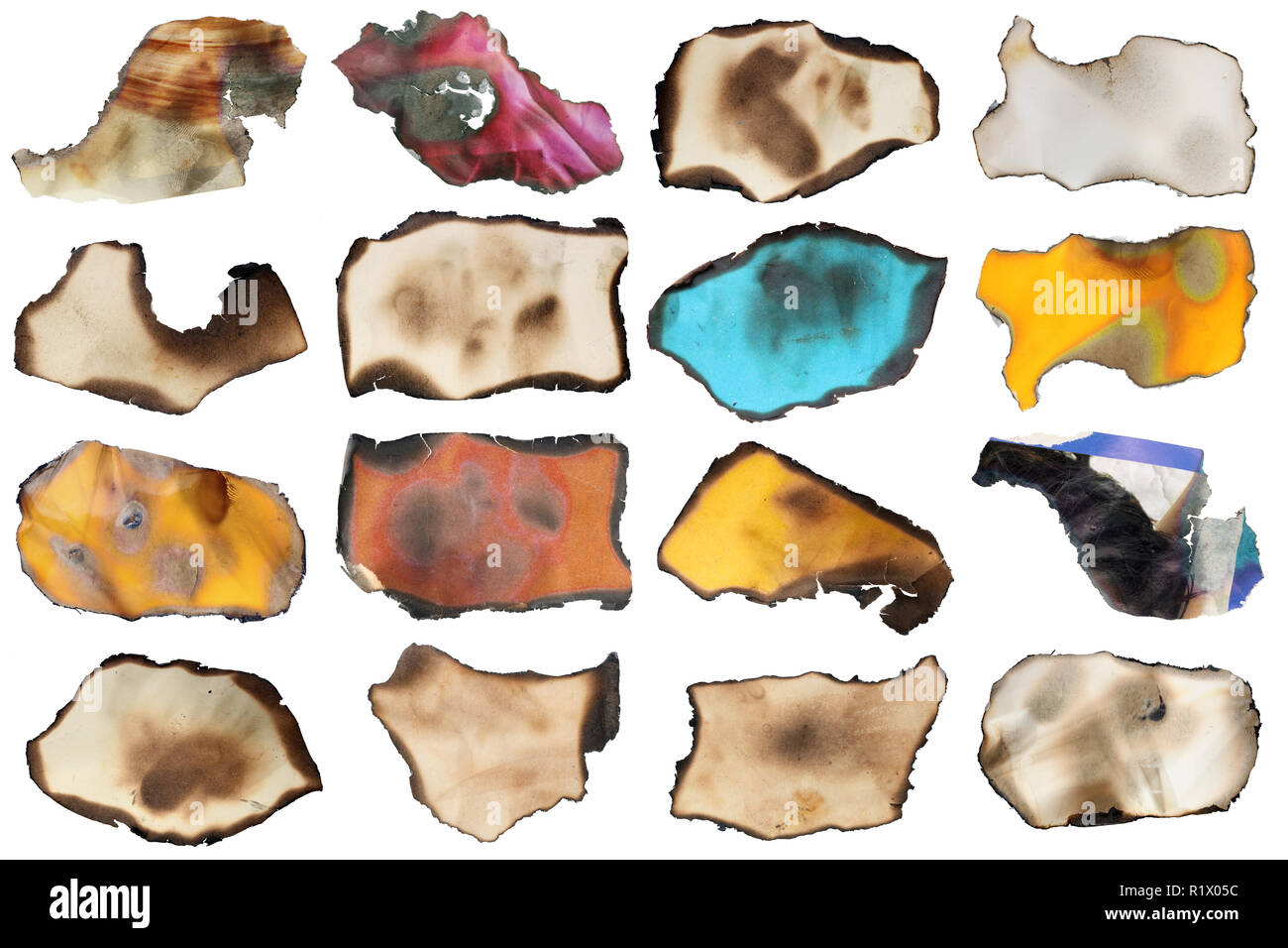 Un piccoli pezzi di un retro pagina di carta bruciati nel fuoco. Isolato su bianco studio macro. Dimensioni completo nel mio portafoglio. Foto Stock