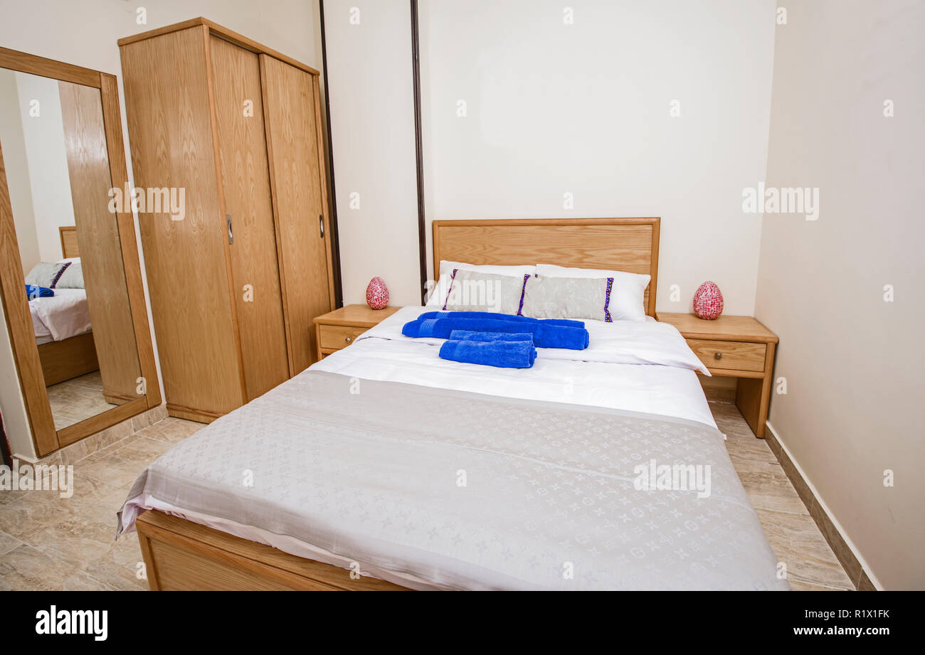 Interior design decor e arredamento di lusso home mostra camera da letto con mobili e letto matrimoniale Foto Stock
