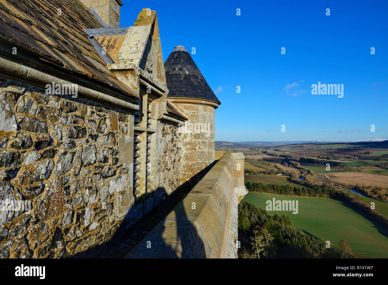 Vista da merli di Fatlips castello in cima Minto falesie nei pressi del villaggio di Denholm nei confini scozzesi Foto Stock