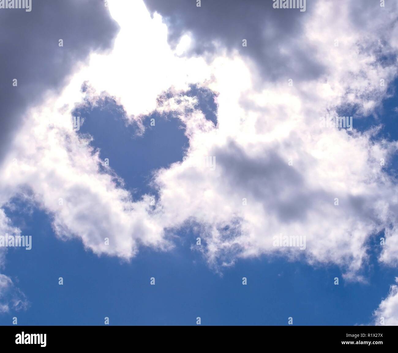 A forma di cuore ad nuvole Foto Stock