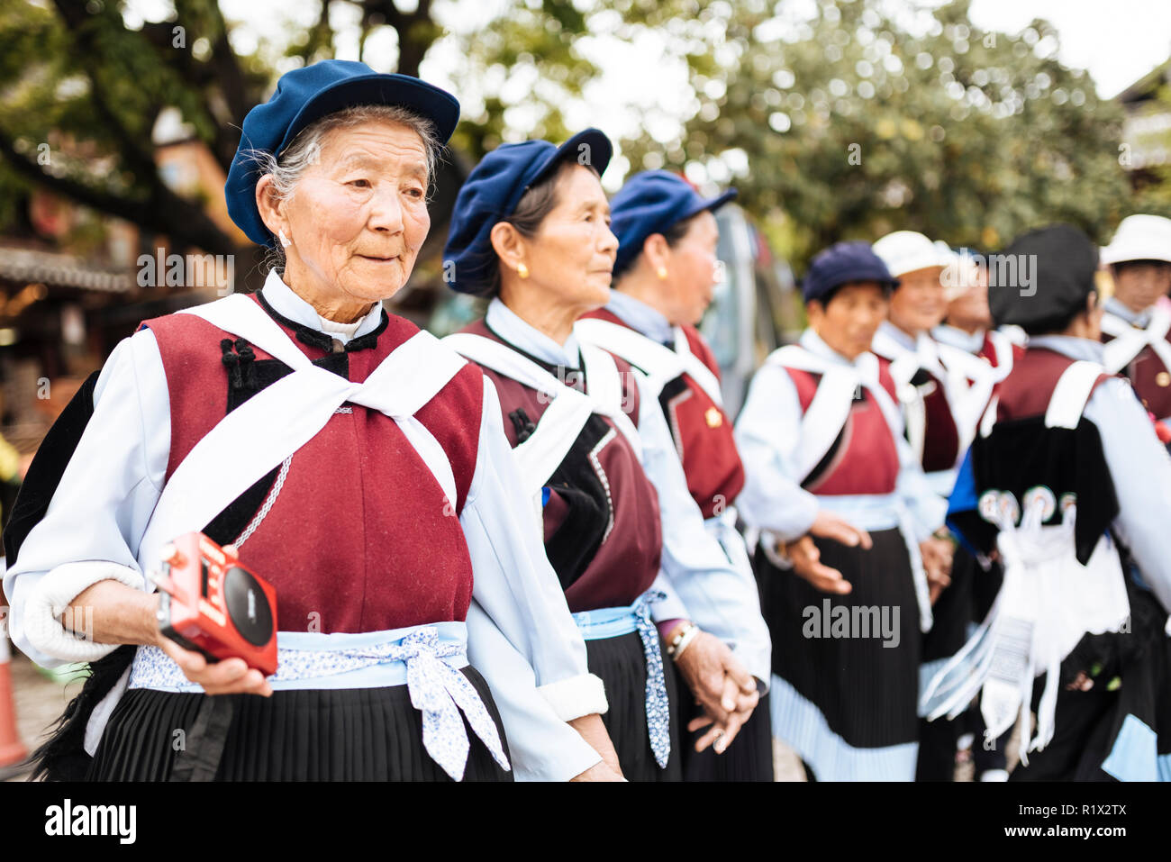 Naxi Donne nella tradizione dress dancing, Lijiang, nella provincia dello Yunnan in Cina Foto Stock