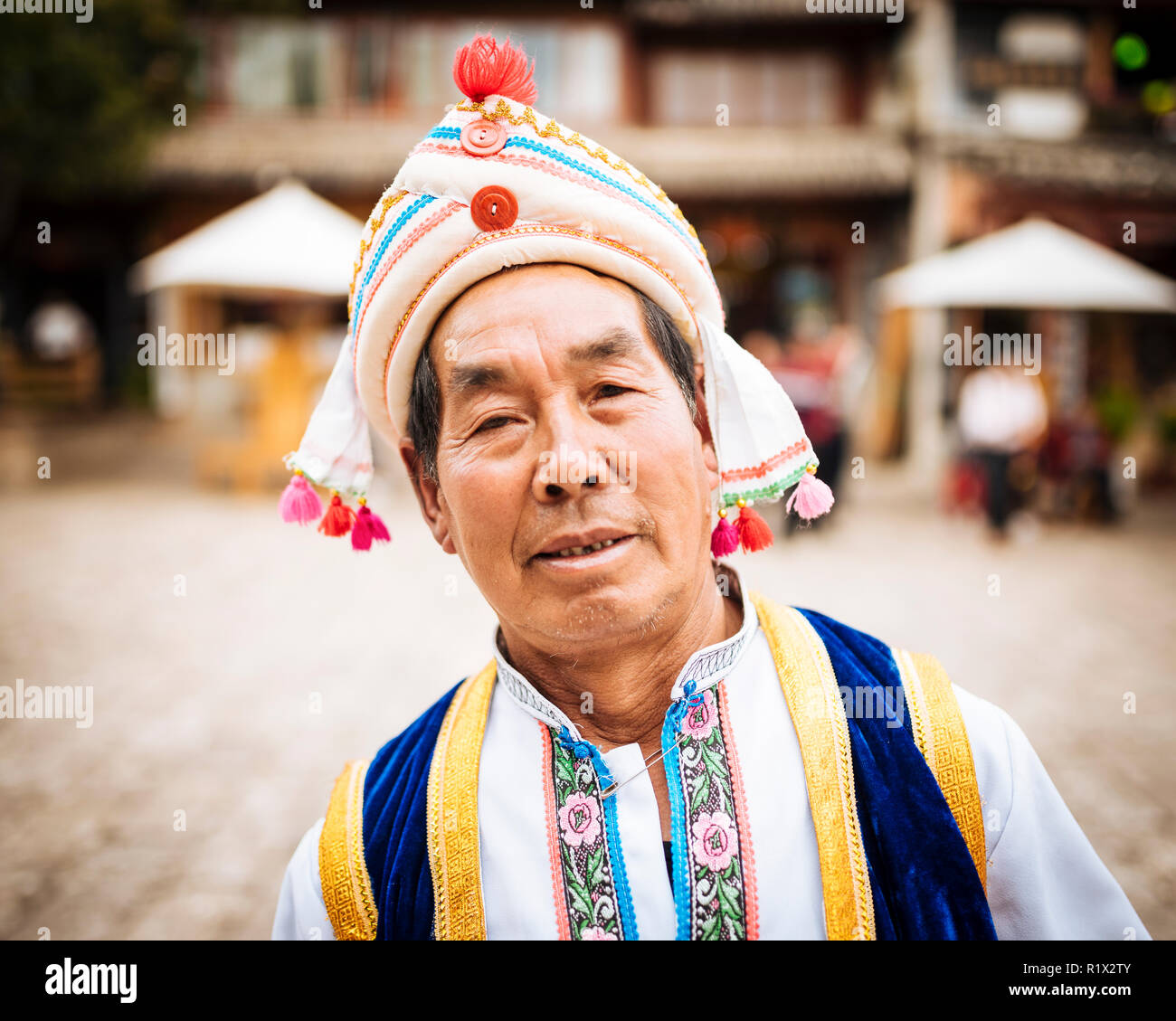 Ritratto di uomo in abbigliamento tradizionale, Lijiang, nella provincia dello Yunnan in Cina Foto Stock