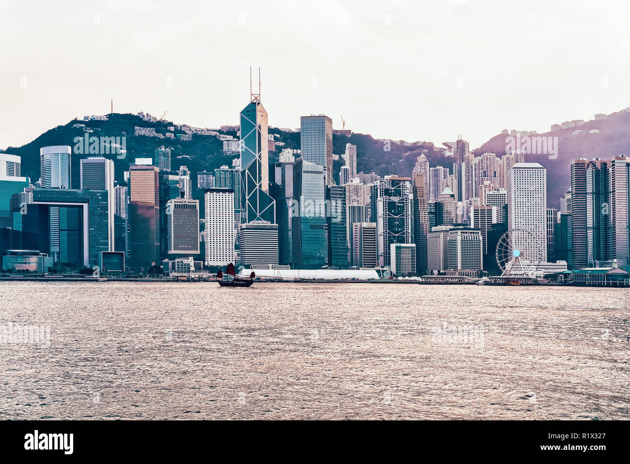 Piccolo Junk presso il Victoria Harbour di Hong Kong. Vista da Kowloon sull isola di Hong Kong. Foto Stock