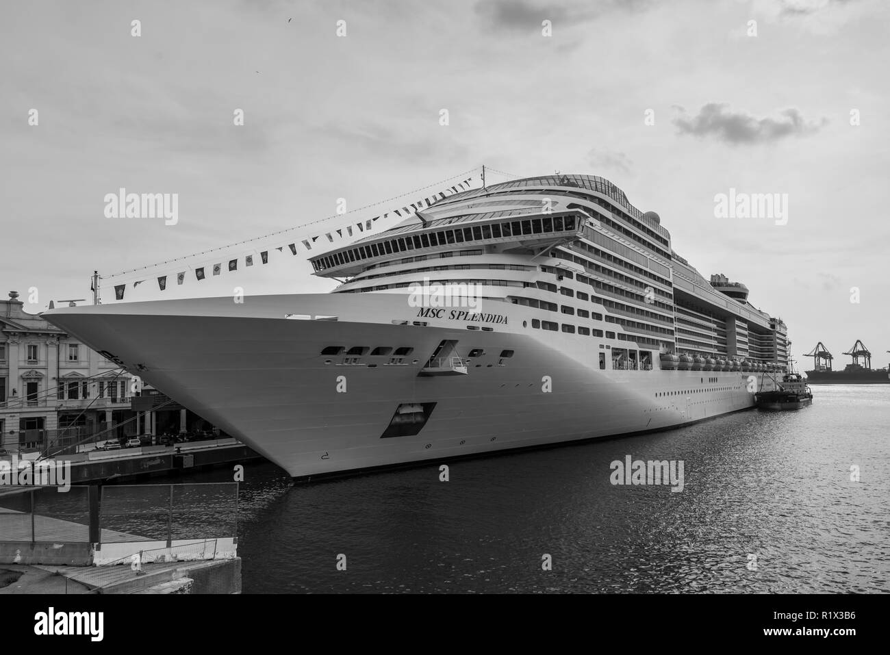 Genova, Italia - 28 Ottobre 2017: MSC splendida, una nave da crociera di proprietà di MSC Crociere ormeggiata nel porto di Genova (Genova), Liguria, costa mediterranea, Foto Stock
