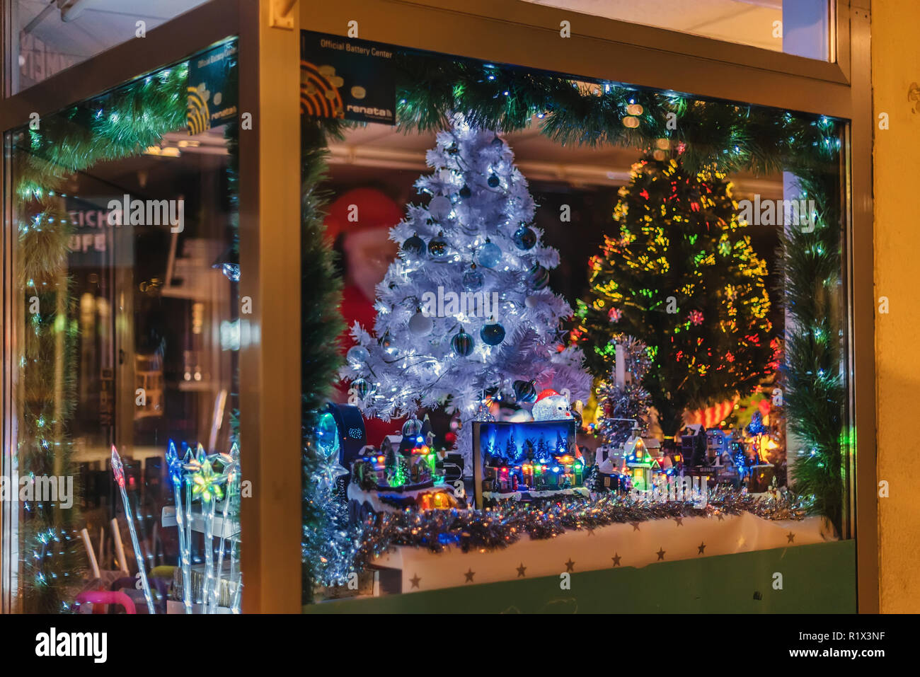 Vetrina con illuminazione decorazioni natalizie Foto Stock