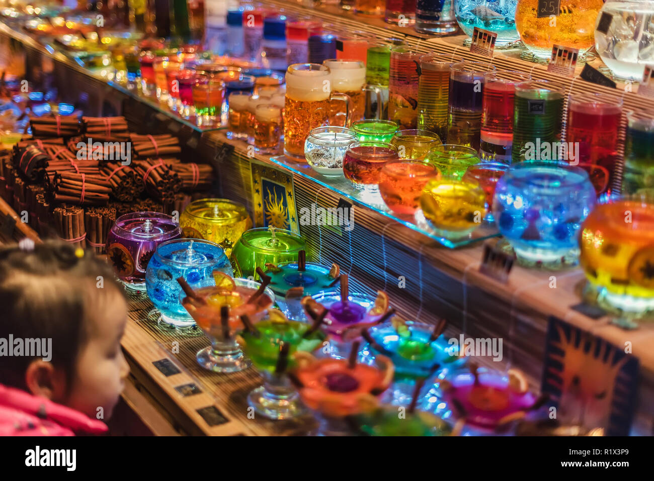 Gelatina di Natale candele di vetro sulla vetrina Foto Stock